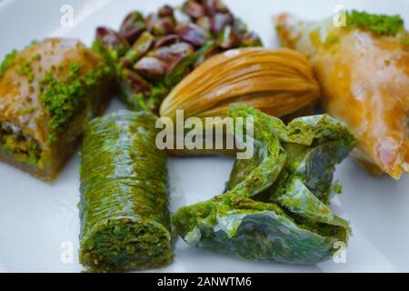 Türkisches Baklava mit Pistazien. Traditionelles türkisches Dessert. Antep baklava auf weißem Hintergrund. sobiyet (Şöbiyet) mit Pistaziencreme, Pistazie wr Stockfoto