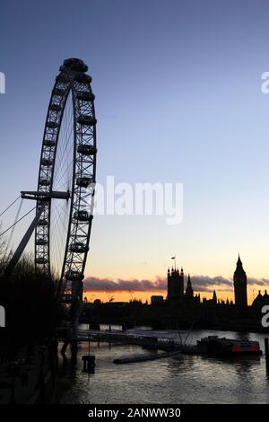 London Eye/Millennium Wheel, Themse und Palast von Westminster bei Sonnenuntergang, London, England Stockfoto