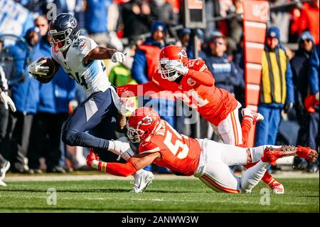 Kansas City, United States. 19 Jan, 2020. Tennessee Titans wide receiver Corey Davis (84) ist durch die Kansas City Chiefs außerhalb linebacker Damien Wilson (54) Im Laufe des ersten Quartals des AFC Championship Game an der Pfeilspitze Stadion in Kansas City, Missouri Angriff am Sonntag, 19. Januar 2020. Foto von Jason Hanna/UPI Quelle: UPI/Alamy leben Nachrichten Stockfoto