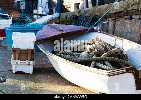 Folkestone, Kent. GROSSBRITANNIEN. Ein Ruderboot mit Seil auf einer Betonrutsche am Hafen. Stockfoto