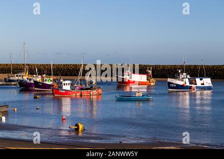 Folkestone, Kent. UK. Fischerboote in den Hafen von Folkestone in den späten Abend Sonne. Stockfoto