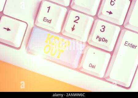 Konzeptionelle Hand schreiben Übersicht heraus halten. Konzept Sinn zu jemand oder etwas in einen Ort Warnschild stoppen Stockfoto