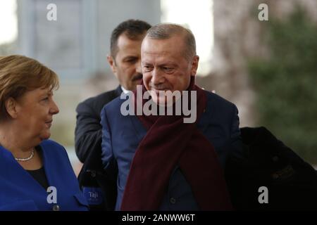 Berlin, Deutschland. 19 Jan, 2020. Bundeskanzlerin Angela Merkel und dem Generalsekretär der Vereinten Nationen, Antonio Guterres begrüßt die Recep Tayyip Erdoğan, Präsident der Republik, im Innenhof der Bundeskanzlei zu den Libyen Konferenz in Berlin (Foto von Simone Kuhlmey/Pacific Press) Quelle: Pacific Press Agency/Alamy leben Nachrichten Stockfoto