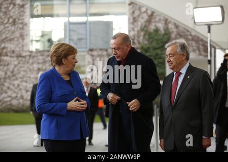 Berlin, Deutschland. 19 Jan, 2020. Bundeskanzlerin Angela Merkel und dem Generalsekretär der Vereinten Nationen, Antonio Guterres begrüßt die Recep Tayyip Erdoğan, Präsident der Republik, im Innenhof der Bundeskanzlei zu den Libyen Konferenz in Berlin (Foto von Simone Kuhlmey/Pacific Press) Quelle: Pacific Press Agency/Alamy leben Nachrichten Stockfoto