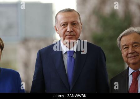 Berlin, Deutschland. 19 Jan, 2020. Bundeskanzlerin Angela Merkel und dem Generalsekretär der Vereinten Nationen, Antonio Guterres begrüßt die Recep Tayyip Erdoğan, Präsident der Republik, im Innenhof der Bundeskanzlei zu den Libyen Konferenz in Berlin (Foto von Simone Kuhlmey/Pacific Press) Quelle: Pacific Press Agency/Alamy leben Nachrichten Stockfoto