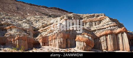 Panoramablick auf Sandsteinfelsen und der Türke Turban rock, Red Rock Canyon State Park, Kalifornien, USA, Stockfoto