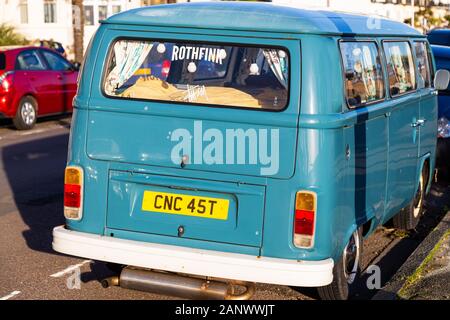 Folkestone, Kent. GROSSBRITANNIEN. Ein alter VW-Wohnwagen parkte auf der Seite der Straße. Stockfoto