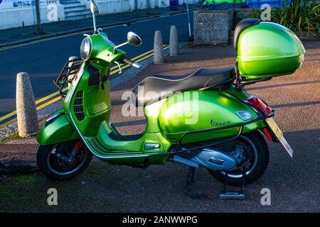 Folkestone, Kent. UK. Eine metallisch grün Vespa Roller. Stockfoto