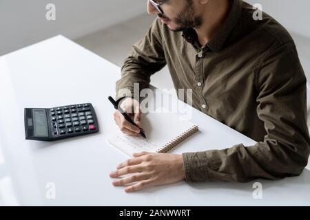 Junge zeitgenössische Buchhalter oder Financial Manager mit Taschenrechner Stockfoto