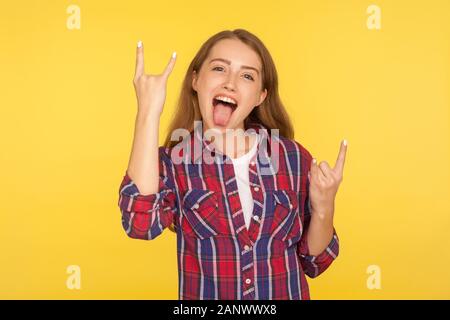 Ja, das ist verrückt und genial! Portrait von überglücklich aufgeregt Ingwer Mädchen in kariertem Hemd, Zunge und Rock und Roll hand gestur Stockfoto