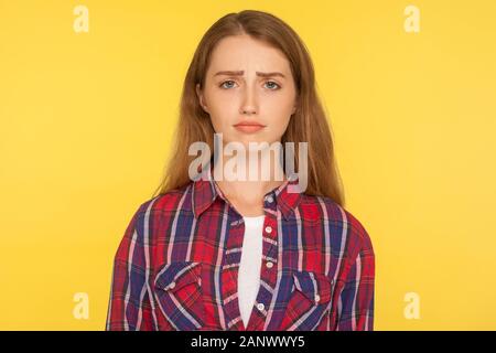 Portrait von unglücklichen Ingwer Mädchen in kariertem Hemd runzelte die Stirn und Kamera mit umgekippt dismal Ausdruck, Gefühl, beleidigt, nachtragend Gesichtsbehandlung emo Stockfoto