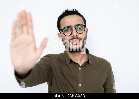 Junger Mann in T-Shirt und Brillen, STOP-Schild Warnung zu machen Stockfoto