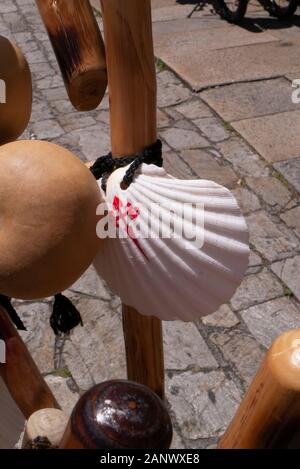 Clam shells verzieren traditionelle Wanderstöcke auf Verkauf in Santiago de Compostela Galizien Spanien Stockfoto