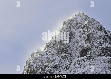 Nach oben Buachaille Etive Mor Berg in Glencoe mit Schnee, und blauer Himmel Stockfoto