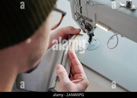 Nähen Reissverschluss auf Leder Nähmaschine Stockfoto