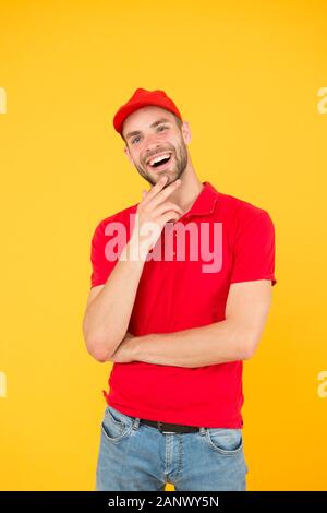 Willkommen. Supermarkt Kassiererin. Mann Lieferservice tragen rote Kappe. Shop Assistant. Essen bestellen Lieferung Mann. Kassierer Beruf. Shop Arbeiter. Hübscher Kerl Kassierer uniform. Restaurant Cafe Mitarbeiter wollte. Stockfoto