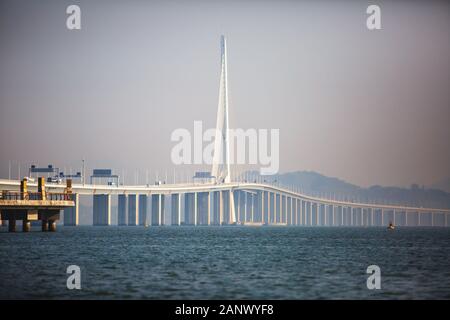 Shenzhen Bay Bridge unter dem blauen Himmel, schrägseilbrücke von Shenzhen nach Hong Kong mit Highway Stockfoto