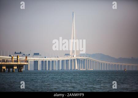 Shenzhen Bay Bridge unter dem blauen Himmel, schrägseilbrücke von Shenzhen nach Hong Kong mit Highway Stockfoto