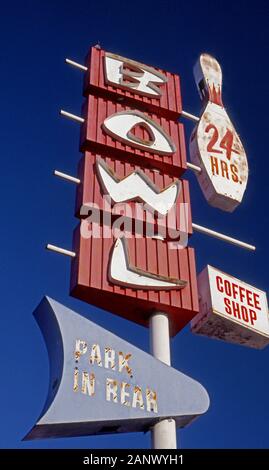 Bunte 1960s Era Kegelbahn Zeichen in West Los Angeles, CA Stockfoto