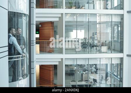 Zwei Geschäftsleute in Aufzug im Inneren große moderne Business Center Stockfoto