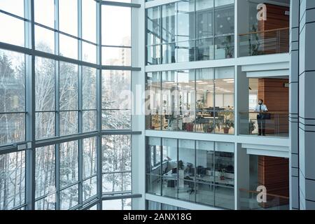 Innenraum der zeitgenössischen multi-floor Business Center mit grossen Fenstern Stockfoto