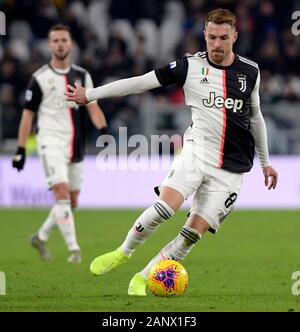 Allianz Stadion, Turin, Italien. 19 Jan, 2020. Serie A Fussball, Juventus gegen Parma; und Aaron Ramsey von Juventus Turin am Ball - Redaktionelle Verwendung Credit: Aktion plus Sport/Alamy leben Nachrichten Stockfoto