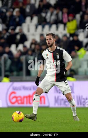 Allianz Stadion, Turin, Italien. 19 Jan, 2020. Serie A Fussball, Juventus gegen Parma; Miralem Rudolph von Juventus Turin am Ball - Redaktionelle Verwendung Credit: Aktion plus Sport/Alamy leben Nachrichten Stockfoto