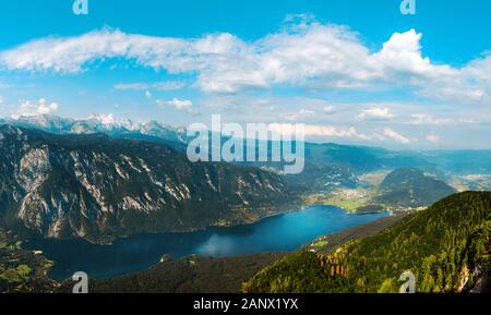 Luftaufnahme von Bohinjer See in Slowenien im Sommer von Vogel Berg gesehen, genäht Panorama Landschaft in hoher Auflösung Stockfoto