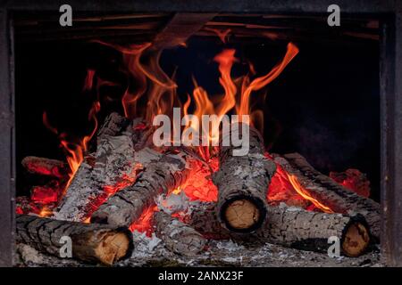 Hot lebendige brennen Birke in Kamin an einem kalten Wintertag. Stockfoto