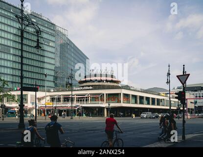 Berlin, Deutschland - 1. Juni 2019: Das runde Café Kranzler ist im Luxuseinkaufsviertel Kurfürstendamm in w zu sehen Stockfoto