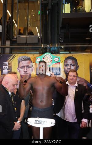 IBO und WBC Boxen Offizielles Wiegen in der Europa Passage in Hamburg am 17.01.2020 Stockfoto