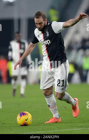 Allianz Stadion, Turin, Italien. 19 Jan, 2020. Serie A Fussball, Juventus gegen Parma; Gonzalo Higuain von Juventus Turin bereitet zu schießen - Redaktionelle Verwendung Credit: Aktion plus Sport/Alamy leben Nachrichten Stockfoto