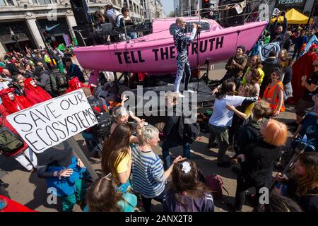 Am Montag, den 15. April 2019 Aussterben Rebellion Blockaden in London gebracht fünf wichtigen Wahrzeichen der Stadt zum Erliegen. Hier abgebildet in Oxford Circus, Tausenden von Demonstranten um eine rosa Yacht Blockade der Kreuzung versammelt. Aktivitäten und Lautsprecher wurden rund um die Yacht, die in situ blieben, bis sie von der Polizei am Freitag entfernt zentriert. Aussterben Rebellion waren, ihre Aktionen in der Hoffnung der Regierung bis 2025 Reduzierung der CO2-Emissionen auf Null zu verpflichten. Credit: Stephen Bell/Alamy Stockfoto