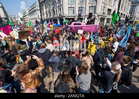 Am Montag, den 15. April 2019 Aussterben Rebellion Blockaden in London gebracht fünf wichtigen Wahrzeichen der Stadt zum Erliegen. Hier abgebildet in Oxford Circus, Tausenden von Demonstranten um eine rosa Yacht Blockade der Kreuzung versammelt. Aktivitäten und Lautsprecher wurden rund um die Yacht, die in situ blieben, bis sie von der Polizei am Freitag entfernt zentriert. Aussterben Rebellion waren, ihre Aktionen in der Hoffnung der Regierung bis 2025 Reduzierung der CO2-Emissionen auf Null zu verpflichten. Credit: Stephen Bell/Alamy Stockfoto