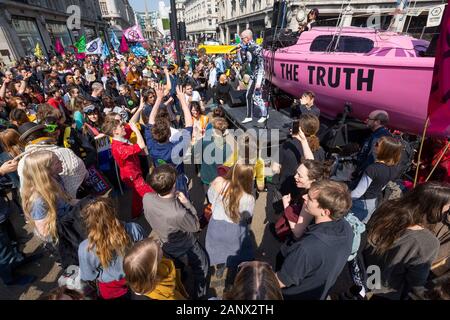 Am Montag, den 15. April 2019 Aussterben Rebellion Blockaden in London gebracht fünf wichtigen Wahrzeichen der Stadt zum Erliegen. Hier abgebildet in Oxford Circus, Tausenden von Demonstranten um eine rosa Yacht Blockade der Kreuzung versammelt. Aktivitäten und Lautsprecher wurden rund um die Yacht, die in situ blieben, bis sie von der Polizei am Freitag entfernt zentriert. Aussterben Rebellion waren, ihre Aktionen in der Hoffnung der Regierung bis 2025 Reduzierung der CO2-Emissionen auf Null zu verpflichten. Credit: Stephen Bell/Alamy Stockfoto