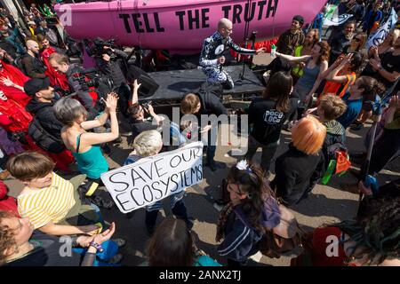 Am Montag, den 15. April 2019 Aussterben Rebellion Blockaden in London gebracht fünf wichtigen Wahrzeichen der Stadt zum Erliegen. Hier abgebildet in Oxford Circus, Tausenden von Demonstranten um eine rosa Yacht Blockade der Kreuzung versammelt. Aktivitäten und Lautsprecher wurden rund um die Yacht, die in situ blieben, bis sie von der Polizei am Freitag entfernt zentriert. Aussterben Rebellion waren, ihre Aktionen in der Hoffnung der Regierung bis 2025 Reduzierung der CO2-Emissionen auf Null zu verpflichten. Credit: Stephen Bell/Alamy Stockfoto