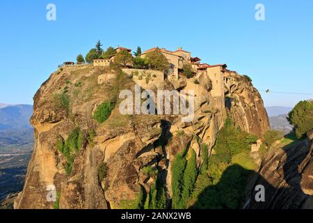 Zwei Priester unterwegs in einer Seilbahn zum Kloster Der Großen Meteoron aus dem 14. Jahrhundert in Meteora, Griechenland Stockfoto