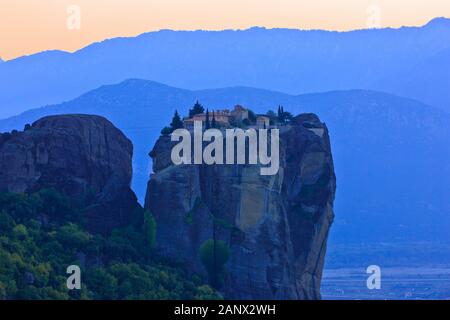 Panoramablick über das Kloster der Heiligen Dreifaltigkeit - Agia Triada (1476) in der Abenddämmerung in Meteora, Griechenland Stockfoto