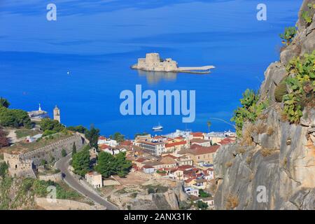 Panoramablick über die Burg Bourtzi (Architektur der Venetianischen Renaissance) im Argolischen Golf und die Altstadt von Nafplio, Griechenland Stockfoto
