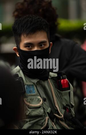 Hong Kong. Januar 18, 2020, Hong Kong, Hong Kong, Hong Kong, China: Was begann, wie eine friedliche Demonstration in Chater Garden, schnell in Chaos erodiert. Die Demonstranten begannen ihre März in Richtung Osten nach Causeway Bay, es singen. Kurz nach der März begann sie bald wurden durch eine Wand der Polizei konfrontiert. Innerhalb von Minuten die friedliche März explodierte in Chaos. Polizei bedeckt den Bereich mit Tränengas, die Aufteilung der Menge und Senden von Demonstranten Streuung. Credit: ZUMA Press, Inc./Alamy leben Nachrichten Stockfoto