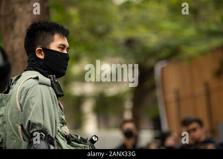 Hong Kong. Januar 18, 2020, Hong Kong, Hong Kong, Hong Kong, China: Was begann, wie eine friedliche Demonstration in Chater Garden, schnell in Chaos erodiert. Die Demonstranten begannen ihre März in Richtung Osten nach Causeway Bay, es singen. Kurz nach der März begann sie bald wurden durch eine Wand der Polizei konfrontiert. Innerhalb von Minuten die friedliche März explodierte in Chaos. Polizei bedeckt den Bereich mit Tränengas, die Aufteilung der Menge und Senden von Demonstranten Streuung. Credit: ZUMA Press, Inc./Alamy leben Nachrichten Stockfoto