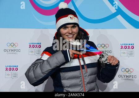 Lausanne, Schweiz. 19 Jan, 2020. Diana Cholenska der Tschechischen Republik mit ihrer Silbermedaille Freestyle Ski Cross der Damen im Jahr 2020 Winter Youth Olympic Games in Lausanne in der Schweiz. Quelle: Christopher Abgabe/ZUMA Draht/Alamy leben Nachrichten Stockfoto