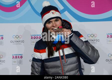 Lausanne, Schweiz. 19 Jan, 2020. Diana Cholenska der Tschechischen Republik mit ihrer Silbermedaille Freestyle Ski Cross der Damen im Jahr 2020 Winter Youth Olympic Games in Lausanne in der Schweiz. Quelle: Christopher Abgabe/ZUMA Draht/Alamy leben Nachrichten Stockfoto