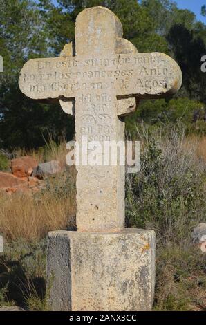 Creu del Francés (Franzosenkreuz) aus dem 19. Jahrhundert an den Ausläufern des Naturparks Serra d'Irta, Provinz Castellò (Region Valencia, Spanien) Stockfoto