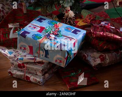 Weihnachten Geschenke unter einem Baum. Stockfoto