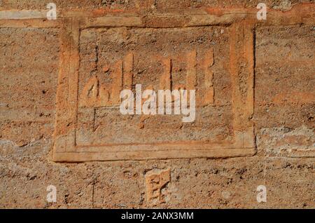 Arabische Beschriftung an den Wänden der maurischen und Templerburg Alcala de Xivert, Region Valencia (Ostspanien) aus dem zehnten bis dreizehnten Jahrhundert Stockfoto