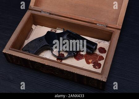 Erinnerungsstücke - alten Retro Vintage Revolver Pistole mit Munition im Holzkasten für Briefe Stockfoto