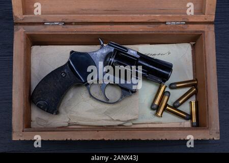 Erinnerungsstücke - alten Retro Vintage Revolver Pistole mit Munition im Holzkasten für Briefe Stockfoto