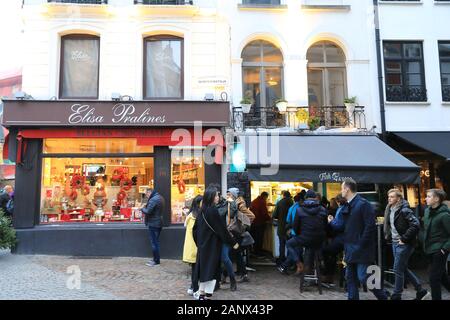 Die belgische Schokolade Shop & Fisch a'gogo, einem beliebten wenig Seafood Restaurant direkt an der Grote Markt, auf Quinten Matsijs, in Antwerpen, Belgien Stockfoto