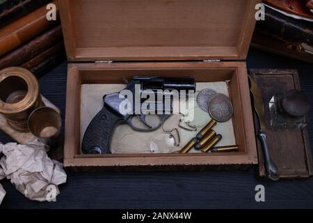 Erinnerungsstücke - alten Retro Vintage Revolver Pistole mit Munition im Holzkasten für Briefe Stockfoto